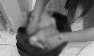 Thi thể trẻ sơ sinh được bọc trong túi nylon - Ảnh: Công lý