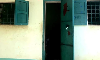 Nhà tạm giữ Công an huyện Đắk To, buồng tạm giam số 2, nơi 4 bị can đang cùng tạm giam đã dùng lưỡi cưa sắt, cắt khung sắt ô thông gió rồi bỏ trốn.