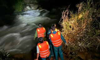 Thủy điện xả nước, 5 người mắc kẹt giữa sông Đồng Nai