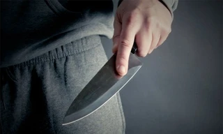 Xông vào tiệm thuốc, dí dao cướp tiền