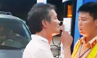 Sau khi tiểu tiện không đúng nơi quy định và tát 1 chiến sĩ Công an, lực lượng chức năng đã tiến hành đo nồng độ cồn ông Trần Lâm Bình