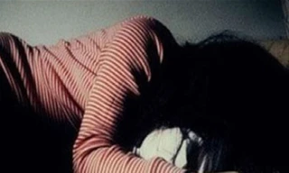 Đang ngủ với con trong phòng trọ, người mẹ bị khống chế hiếp dâm