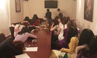 Gần 30 tiếp viên trong trang phục áo dài chờ phục vụ khách