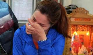 Được gia đình mẹ Hạnh nuôi nấng và yêu thương, chị Thu Trang càng xúc động và nóng lòng muốn tìm lại con gái đẻ cho mẹ và gia đình ruột thịt của mình. Ảnh: Vietnamnet