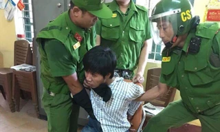 Duy bị công an bắt giữ khi dùng dao khống chế mẹ ruột