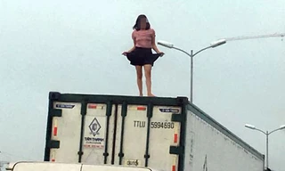 Người phụ nữ có hiểu hiện không bình thường nhảy múa, la hét trên thùng xe.