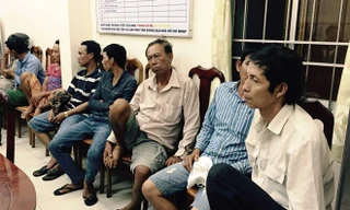 Các nghi can đá gà ăn tiền tại cơ quan điều tra. Ảnh: CTV