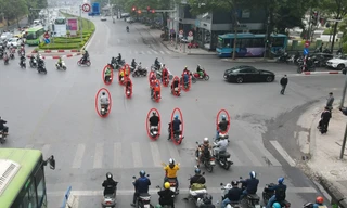 Ngao ngán với trăm kiểu vượt đèn đỏ tại Hà Nội
