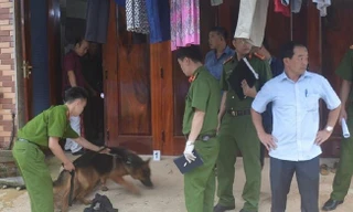 Lực lượng công an dùng chó nghiệp vụ để khám nghiệm hiện trường. Ảnh: Báo Cao Bằng