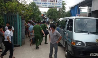 Người dân tụ tập theo dõi lực lượng chức năng khám nghiệm hiện trường