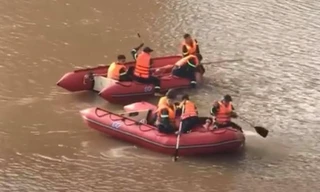 Lực luượng chức năng huy động phương tiện, nhân lực tìm kiếm thi thể nạn nhân. Ảnh: TL