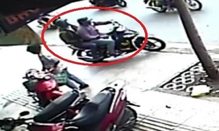 Hà Nội: Người phụ nữ bị giật túi tiền gần nửa tỷ trước cửa ngân hàng