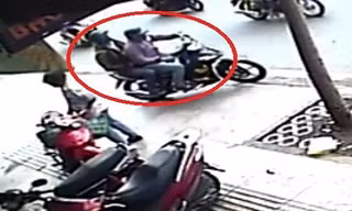 Hà Nội: Người phụ nữ bị giật túi tiền gần nửa tỷ trước cửa ngân hàng
