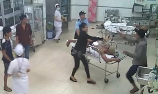 Côn đồ cầm dao xông vào bệnh viện Gia Định chém người