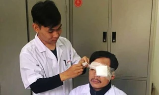 Bác sĩ Nghĩa được băng bó sau vụ hành hung