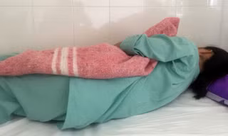 Nhiều ngày qua chị T. phải nằm viện điều trị với nhiều vết bầm tím trên cơ thể, tâm lý hoảng sợ, lo lắng. Ảnh: VTC News