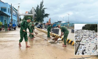 Rác thải bủa vây đảo Cồn Cỏ sau bão số 6: Huy động lực lượng dọn dẹp