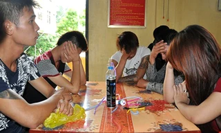 Nhóm thanh niên tại cơ quan công an sau bữa tiệc ma túy đá