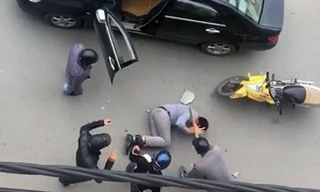 Nạn nhân bị nhóm côn đồ đánh đập dã man giữa ban ngày ở Hải Phòng. Ảnh cắt từ clip