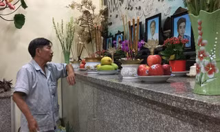 Ông Dinh thất thần bên bàn thờ đặt di ảnh của 6 người thân