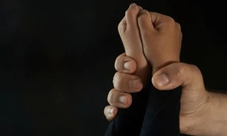 Ở với dì khi cha mẹ ly thân, bé 12 tuổi bị dượng rể hiếp dâm