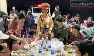 CSGT phục vụ cơm cho hành khách sau khi bắt ô tô vi phạm