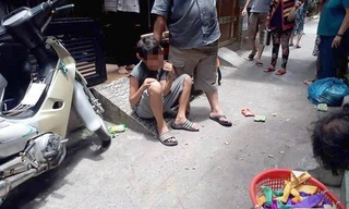 Tạ Vũ P. bị người dân đưa lên công an sau khi đâm người