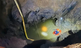 Vụ người đi xe máy rơi 'hố tử thần': Xuyên đêm treo dây tiếp cận hốc sâu tìm nạn nhân 