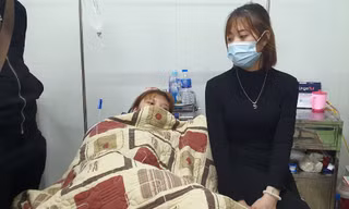 Một nạn nhân (trái) được người thân chăm sóc ở bệnh viện. Ảnh: Zing