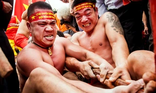 Trai tráng Hà thành thi đấu kéo co ngồi
