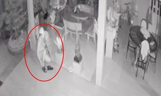 Người đàn ông thoát y vào nhà dân lấy tài sản. Ảnh: Cắt từ clip