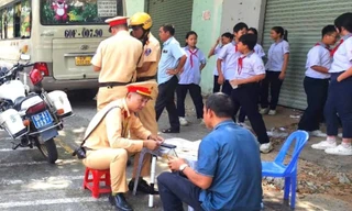 Tài xế chở 28 học sinh đến trường nhưng không có bằng lái