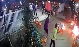 Truy tìm 3 thanh niên truy sát nhiều người thương vong tại quán nhậu