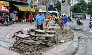 Chỉ sau vài tháng đưa vào sử dụng, nhiều đoạn vỉa hè Hoàng Cầu đã phải sửa chữa. Ảnh: Minh Minh