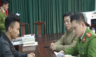 'Dính' 4 nhát kéo vào người vì can ngăn bạn ẩu đả