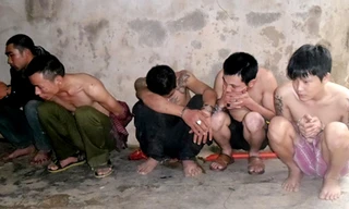 Nhóm các đối tượng bị bắt tại nhà của Sơn. Ảnh: Cao Sơn