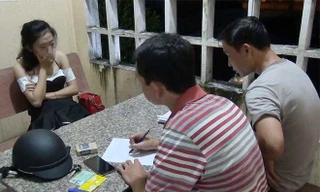 Lực lượng chức năng lấy lời khai của gái bán dâm