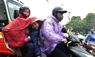 Cảnh khốn khổ trong mưa rét trên đường phố Hà Nội