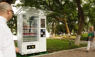 Kể từ ngày 1/9 vừa qua, 5 chiếc máy bán hàng tự động đã được lắp đặt xung quanh phố đi bộ Hồ Gươm nhằm phục vụ nhu cầu mua sắm đồ uống của du khách. Sự có mặt của những chiếc máy bán hàng tự động lần đầu tiên ở Hà Nội đã khiến nhiều du khách thích thú