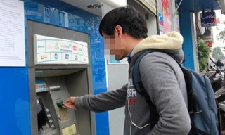 Tài khoản bất ngờ có 5 tỷ, nam thanh niên vô tư rút tiêu xài