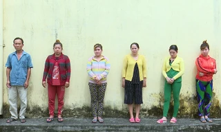 Từ trái qua: Hùng, Loan cùng các nhân viên tại cơ quan công an