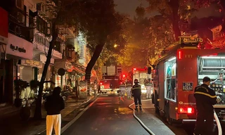 Video: Lực lượng PCCC nỗ lực dập lửa vụ cháy 4 người chết ở Hàng Lược