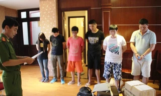 Công an TP.HCM đọc lệnh bắt một nhóm lừa qua điện thoại