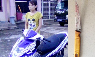 Hà Thị Thương cùng với chiếc xe máy cướp của anh rể tại cơ quan điều tra CA huyện Nghĩa Đàn và chiếc dao Thương dùng để "trả thù" anh rể