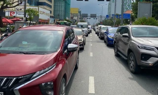 3 ô tô tông 'dính' nhau trên cầu vượt Lăng Cha Cả, cửa ngõ sân bay kẹt cứng