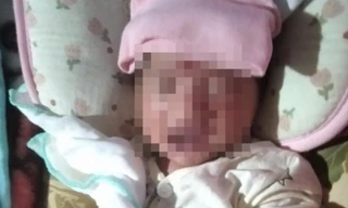 Bé gái sơ sinh bị bỏ rơi ở ngã ba đồi thông, có tờ giấy ghi ‘đừng tìm mẹ bé’