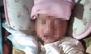 Bé gái sơ sinh bị bỏ rơi ở ngã ba đồi thông, có tờ giấy ghi ‘đừng tìm mẹ bé’