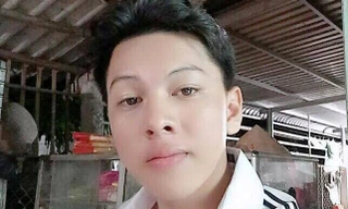 Tấn đến cơ quan đầu thú sau khi đâm chết người. Ảnh: Công an