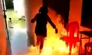 Thiêu sống vợ bất thành, tiếp tục dùng dao truy sát