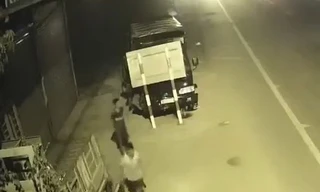 Hai thiếu niên bỏ chạy khi ôtô tải gây tai nạn tại huyện Long Thành. Ảnh: Cắt từ video